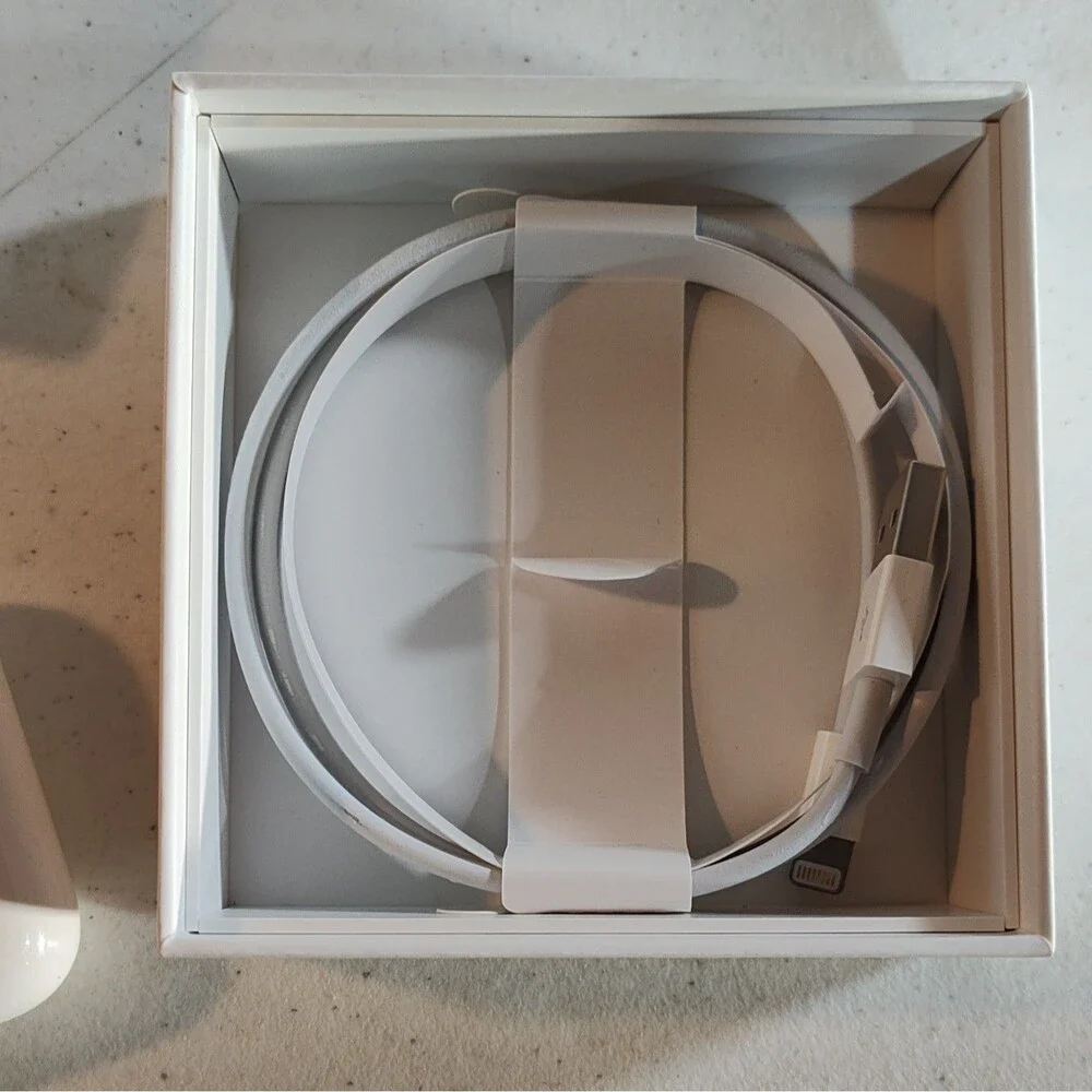 Apple AirPods w/ Charging Case - White, Lightning, Double In-Ear Earbuds (1333)
